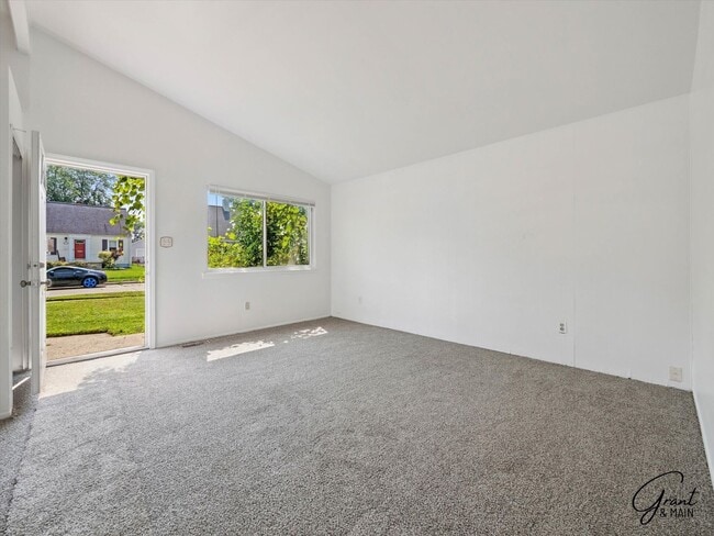Building Photo - $1400 3 bedroom ranch