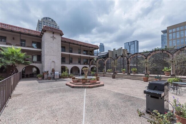 Building Photo - 505 W 7th St