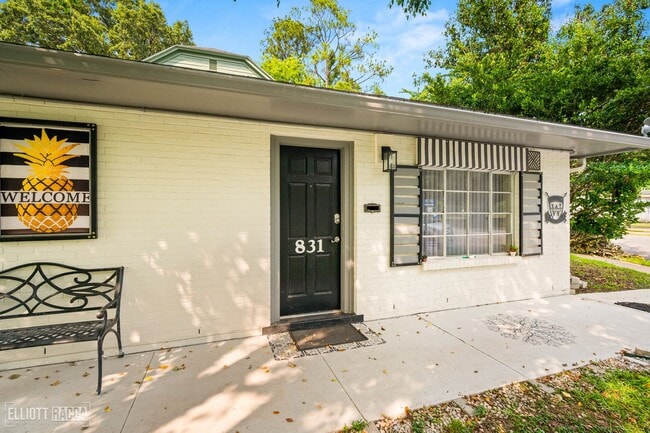Building Photo - Charming One Bed One Bath In the Garden Di...