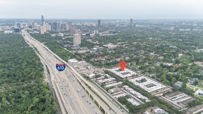 Building Photo - 355 N Post Oak Ln