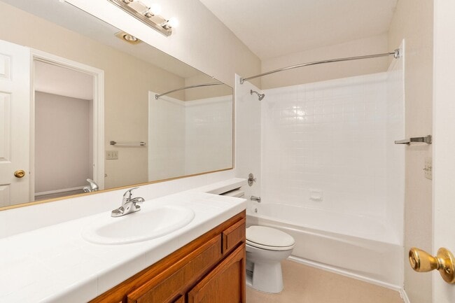 Building Photo - Fantastic 2 bedroom / 1.5 bath Townhome in gated community with AC, Patio, Pool, Laundry, EV Char...
