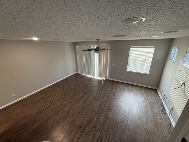 Building Photo - 3 Bedroom 2.5 Bathroom Townhouse in Briar ...