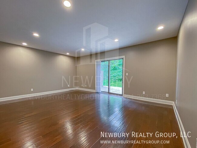 Building Photo - 147 Banksville Pl