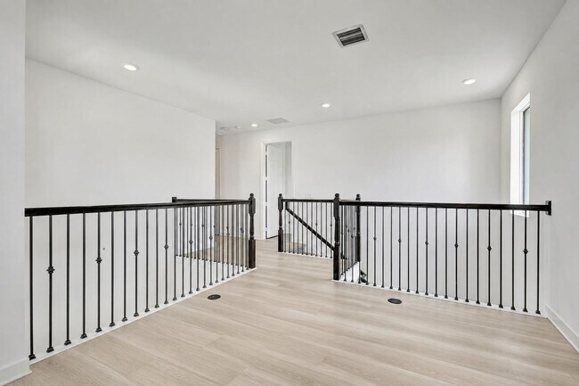 Building Photo - 1000 Sterling Pine Pl