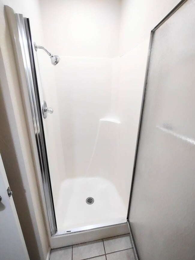 Building Photo - 2 Bedroom 2.5 bath apartment in residential south Denton area. Ecellent location.