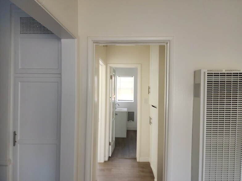 Building Photo - 4767 San Vicente Blvd