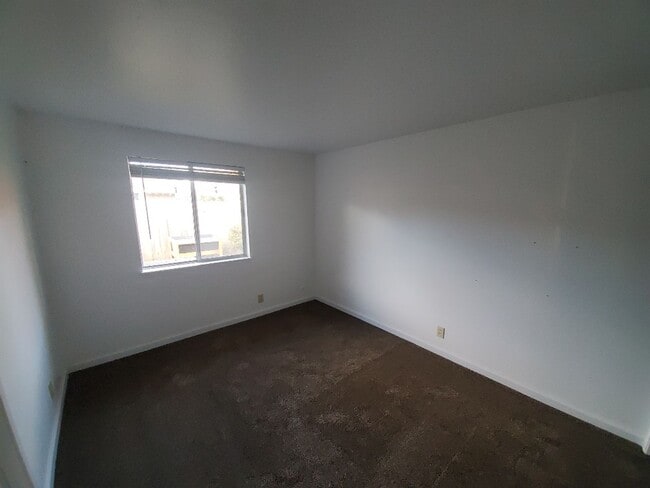 Building Photo - 3-bedroom home with remodeled kitchen and fenced backyard!