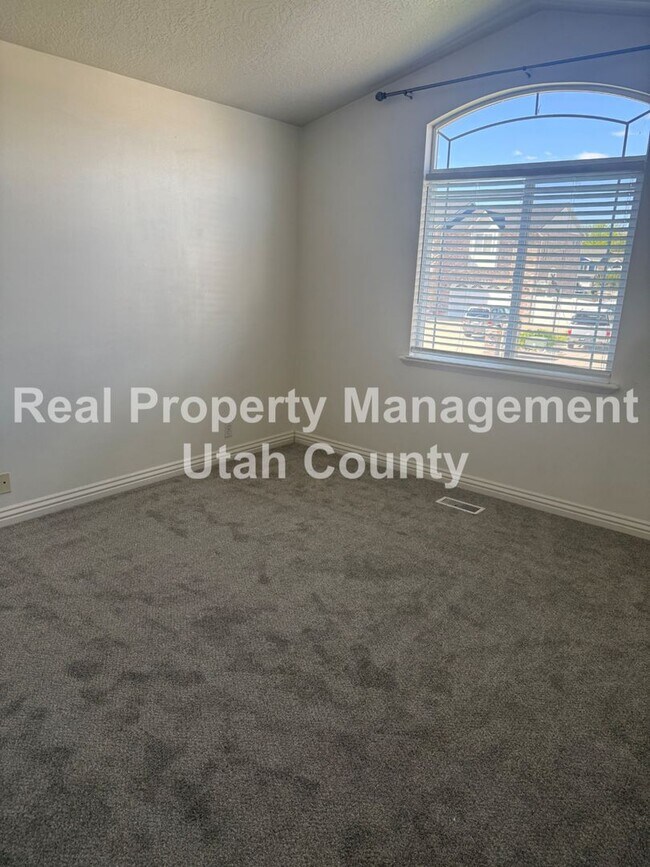 Building Photo - Large Home in Lehi!