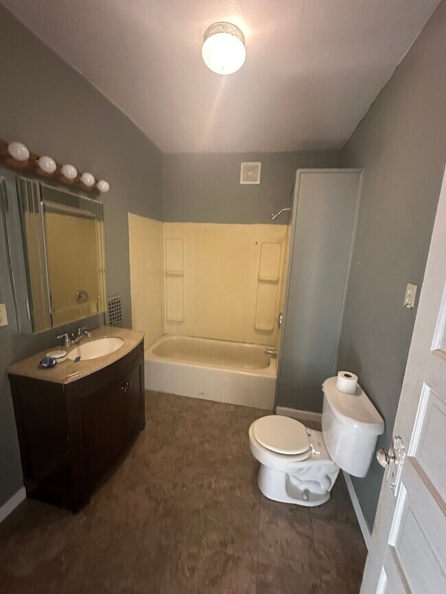 Building Photo - 600 Broadway St