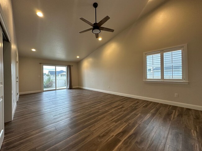 Building Photo - Beautiful 3bed, 2bath 1600sq.ft. home in F...