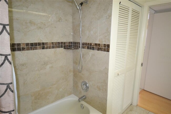 Building Photo - 336 Woodlake Wynde