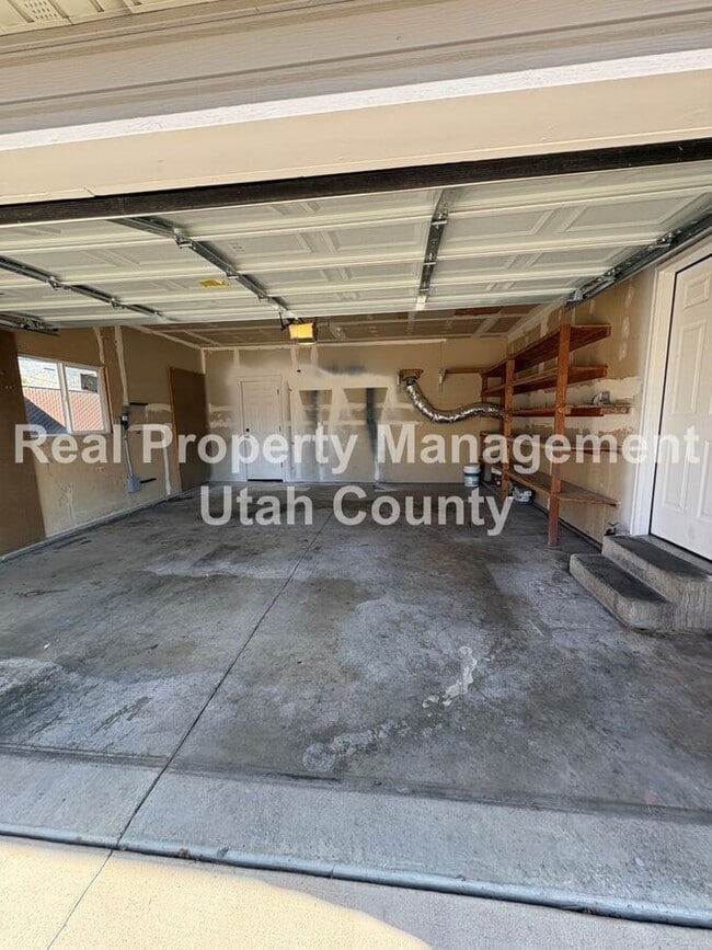 Building Photo - 614 N 550 E St