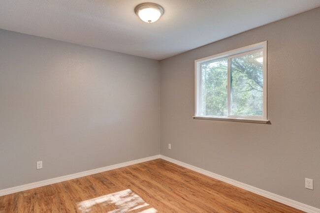 Building Photo - 4 Bedrooms & 2 Bathroom House