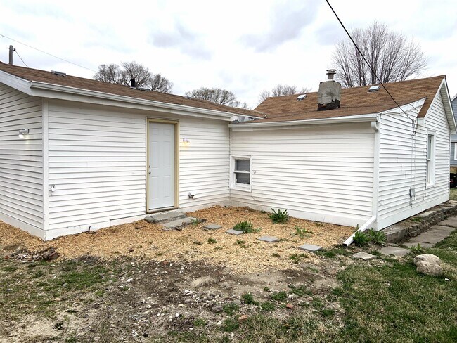 Building Photo - 827 7th Ave