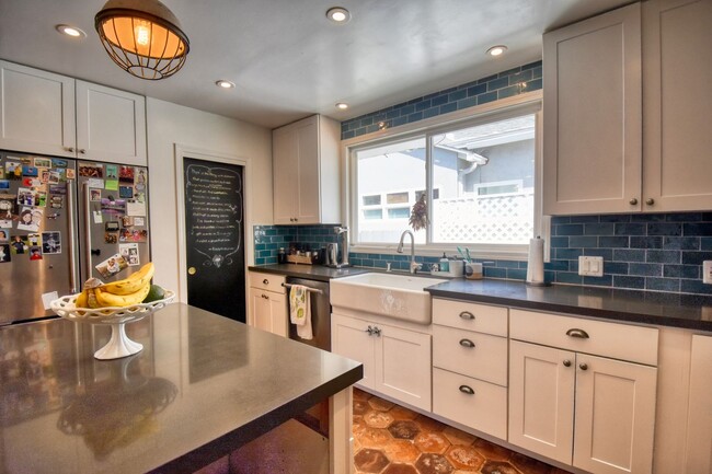 Building Photo - Beautiful 3 BD, 2 BA Home in Bird Rock fea...