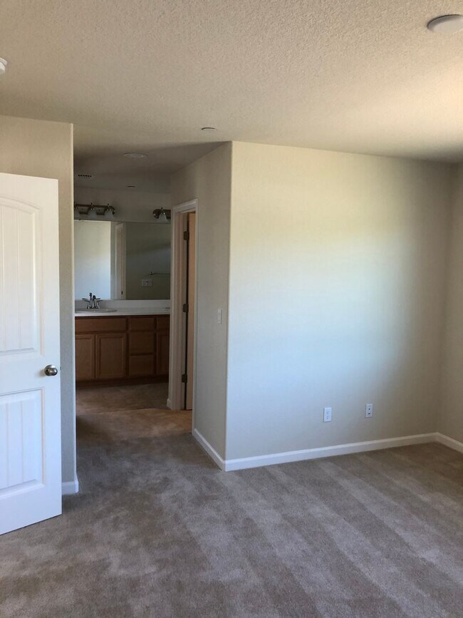 Building Photo - Modesto 3 Bedroom 2.5 Bath Newer Construction