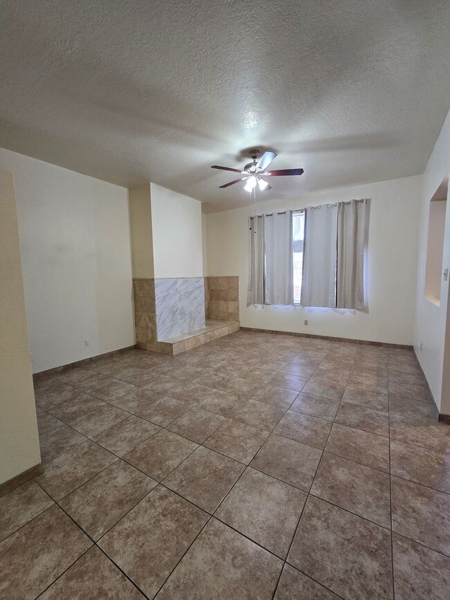 Building Photo - 2 bed, possible 3rd in wonderful neighborhood