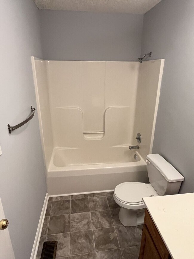 Building Photo - Great 3 Bed, 2 Bath Ranch home in Concord'...