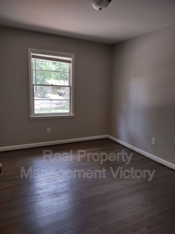 Building Photo - 105 16th Ct Cir NE