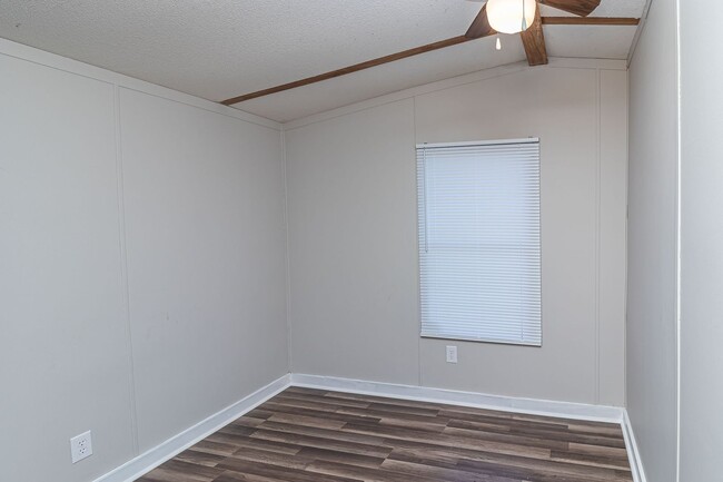 Building Photo - Rosewood Rental! Newly Remodeled 2 BR, 2 B...