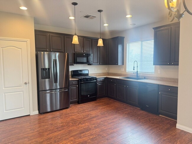 Building Photo - Adorable 3-Bed, 3-Bath Home in Gated Commu...