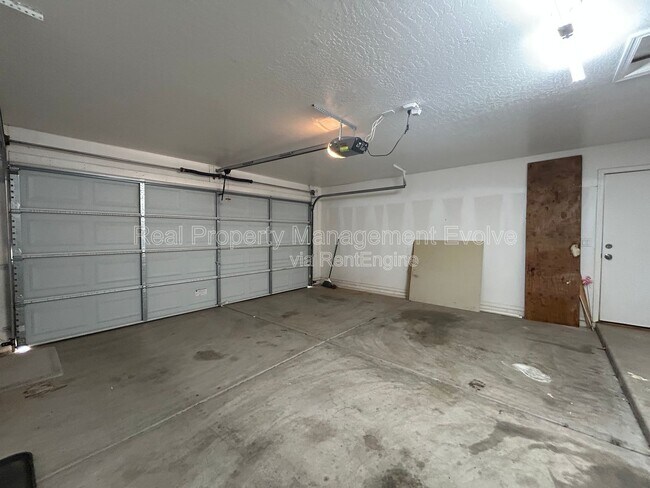 Building Photo - 4926 E Whitehall Dr