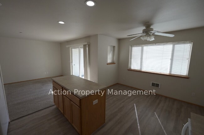 Building Photo - 2 bed 1 bath apartment in Port Angeles, close to Peninsula College and the Olympic National Par