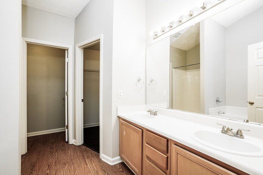 Building Photo - 7470 Royale Ct