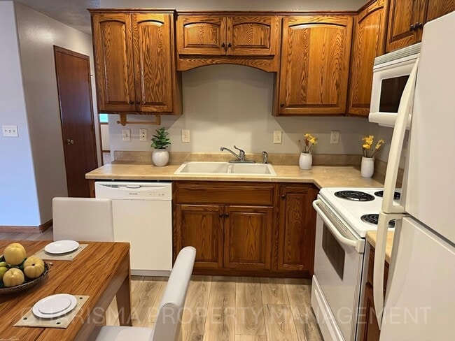 Building Photo - 2 BEDROOM, 1 BATH, NO STEPS, ATTACHED GARA...