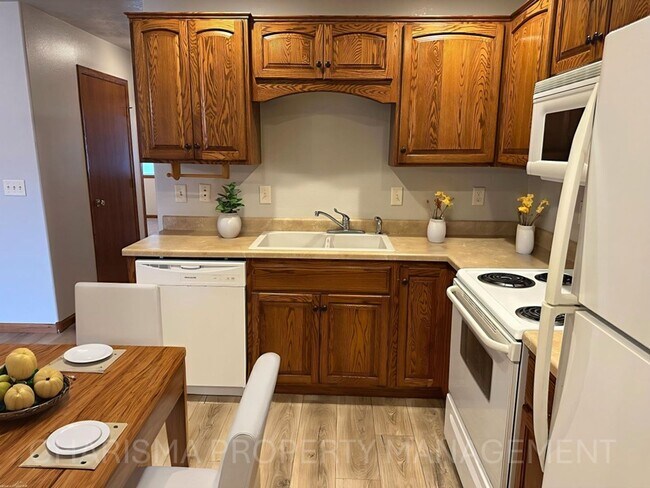 Building Photo - Spacious & Convenient Walk-In Level Townhome in Brandon - 2 BD 1 BA unit!