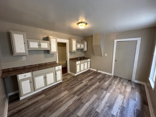 Building Photo - Spacious 5-Bedroom Home with 2 Full Baths, Freshly Rehabbed, Ready to rent