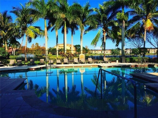 Building Photo - EMERALD ISLE AT LAGUNA LAKES CONDO