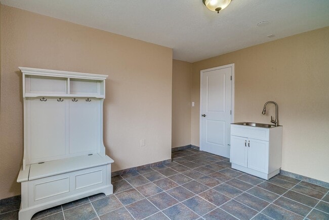 Building Photo - 7140 Buckhorn Ln