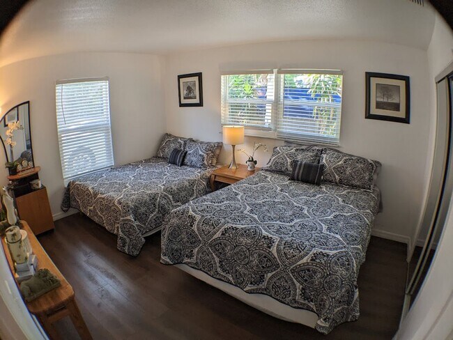 Building Photo - 2 Bed / 1 Bath Cozy Downtown Duplex Apartment