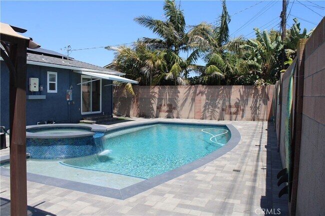 Building Photo - 5192 Robinwood Dr