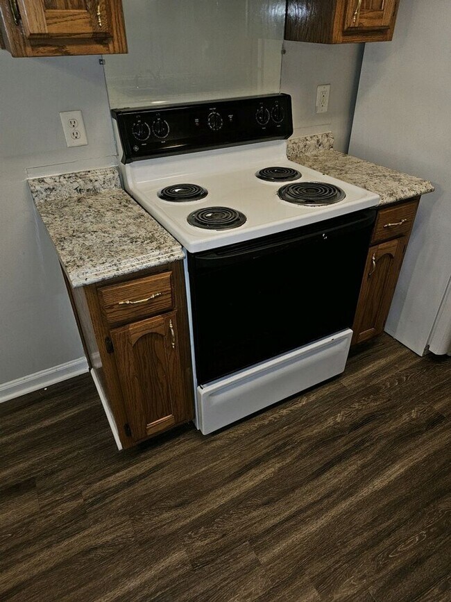 Building Photo - COMING SOON !Beautiful town house in Colli...