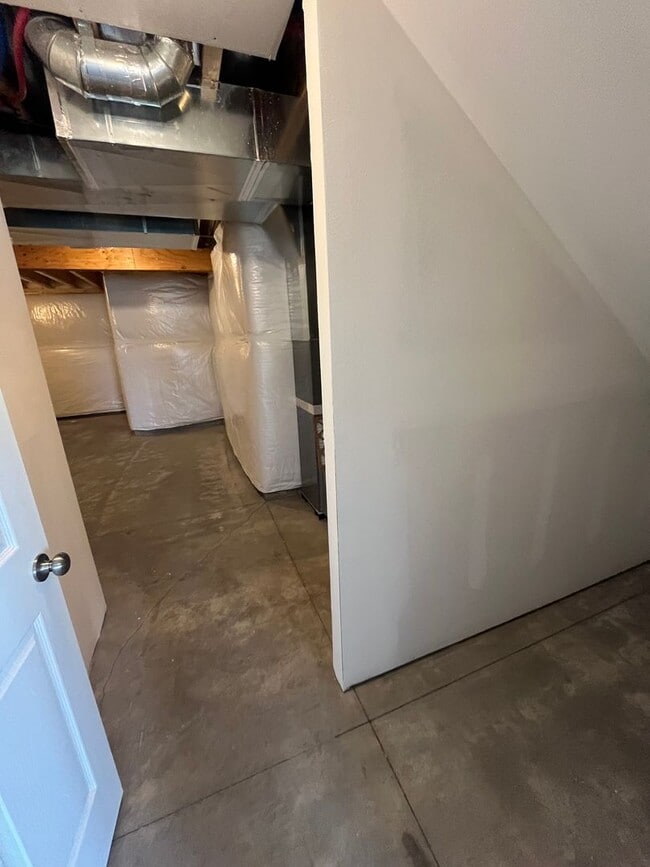 Building Photo - Spacious 4-Bedroom Home in Altoona Neighbo...