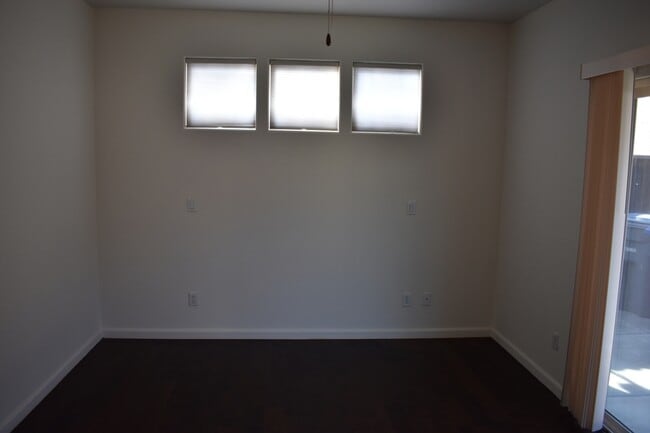 Building Photo - 805 Vía Rosa