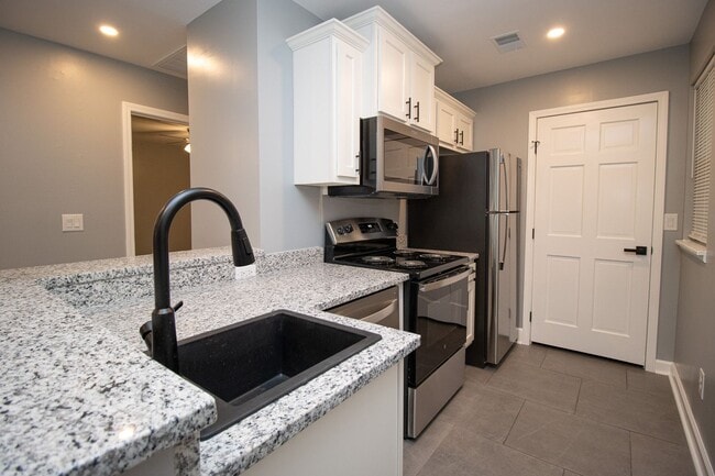 Building Photo - Downtown Columbia Renovated 2BR/1BA | Modern Finishes, Prime Location Near Five Points