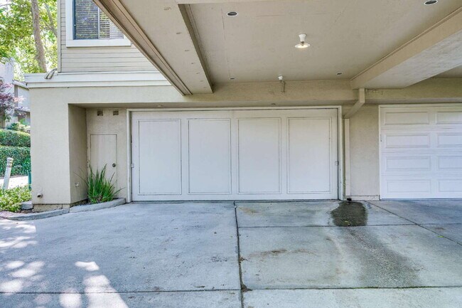 Building Photo - Large, Bright Sunnyvale Townhome near Border of Mountain View