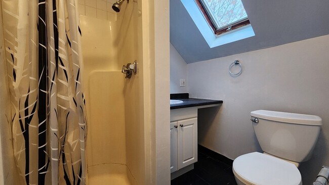 Building Photo - 722 Highland Ave