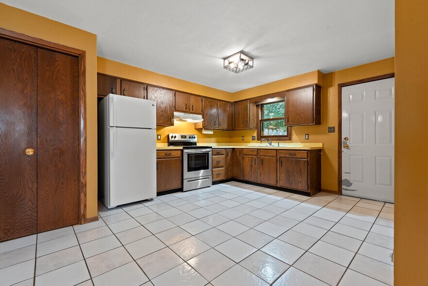Primary Photo - 1815 W Brewster St
