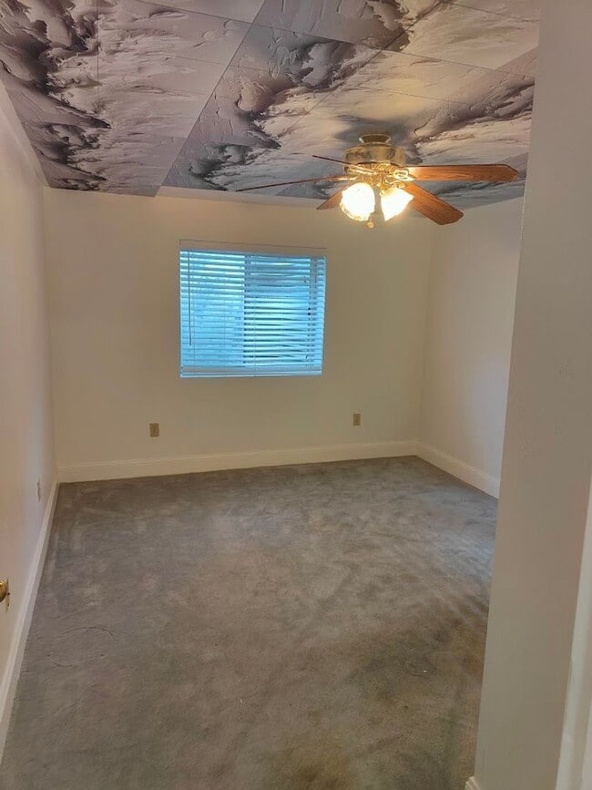 Building Photo - 672 E 400 N St