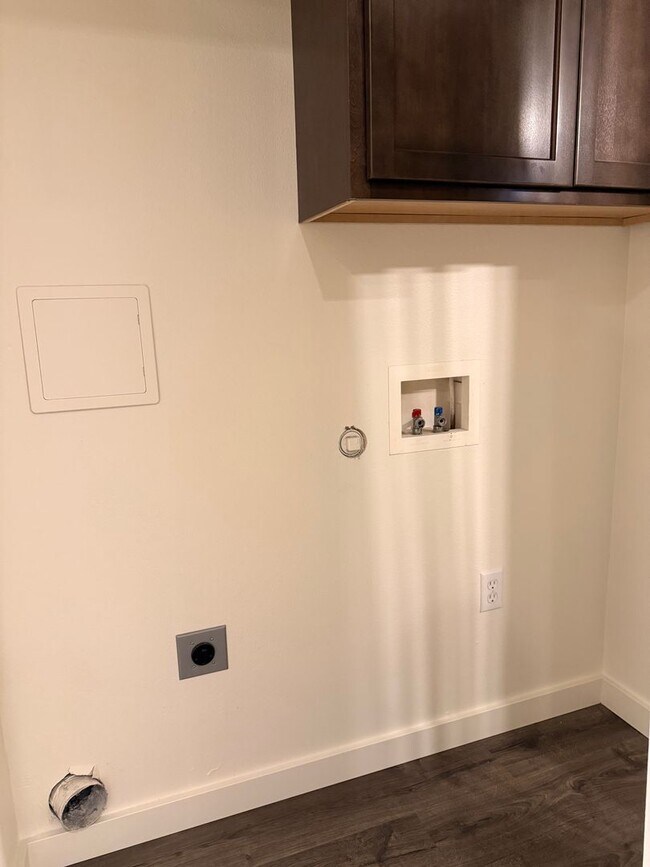 Building Photo - 2631-2631 Howard St