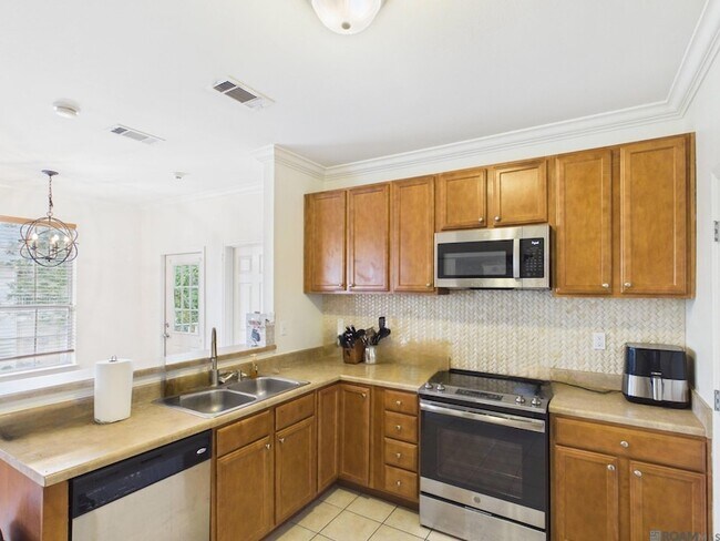 Building Photo - 4441 Burbank Dr