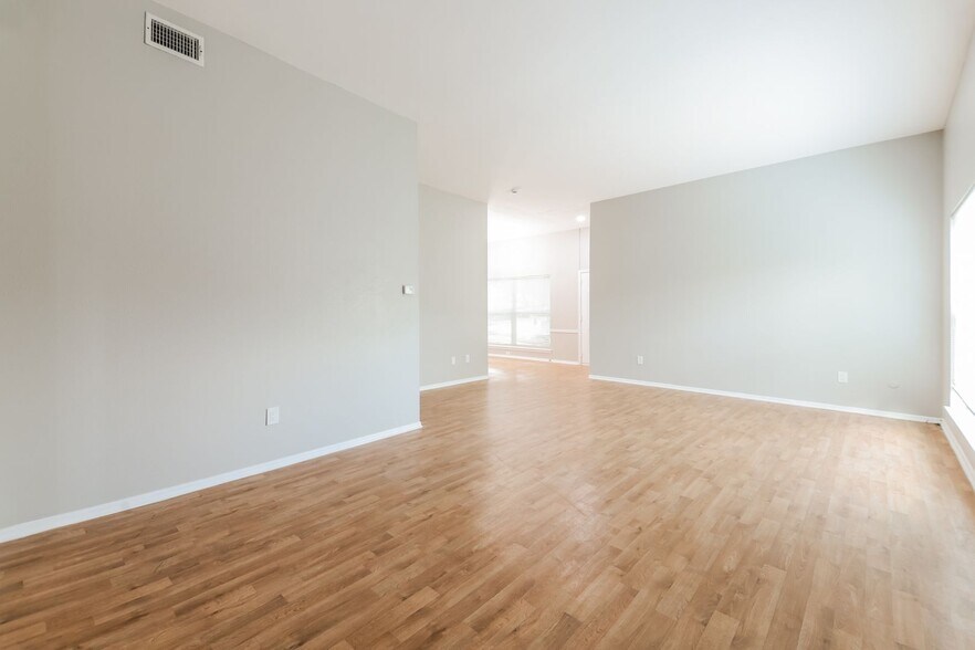 Building Photo - 10406 High Hollows Dr