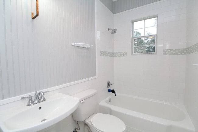 Building Photo - Charming 2-Bedroom Cottage Near Downtown P...