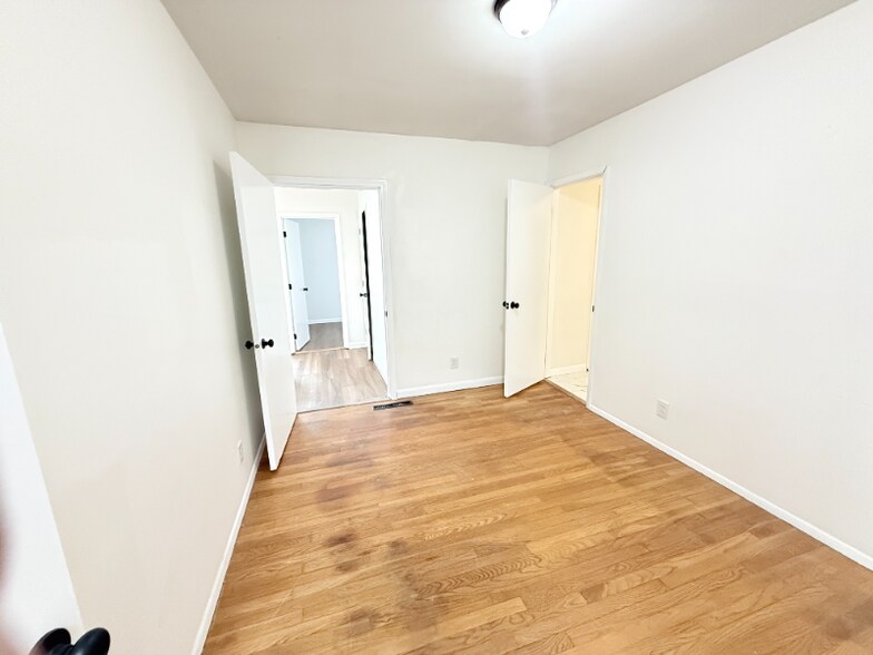 Building Photo - 2723 Hillview Dr