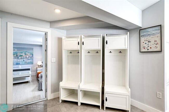 Building Photo - 1704 SW 4th Ct