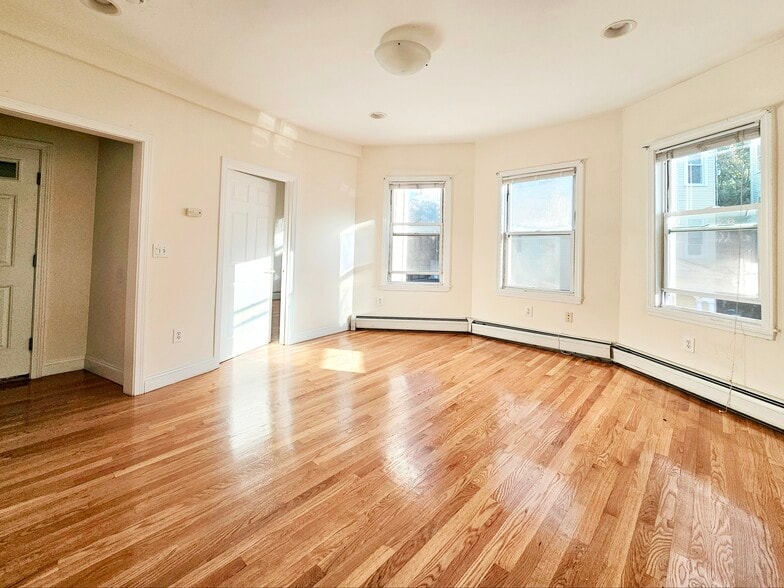 Building Photo - 141 Hillside St